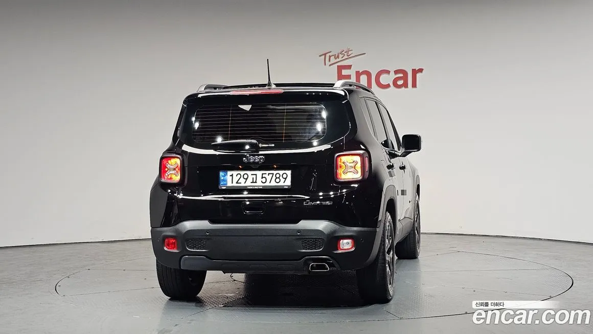 Jeep Renegade — фото 10