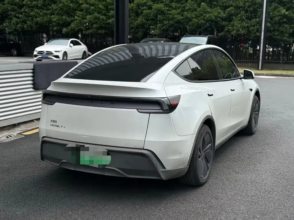 Tesla Model Y — фото 6