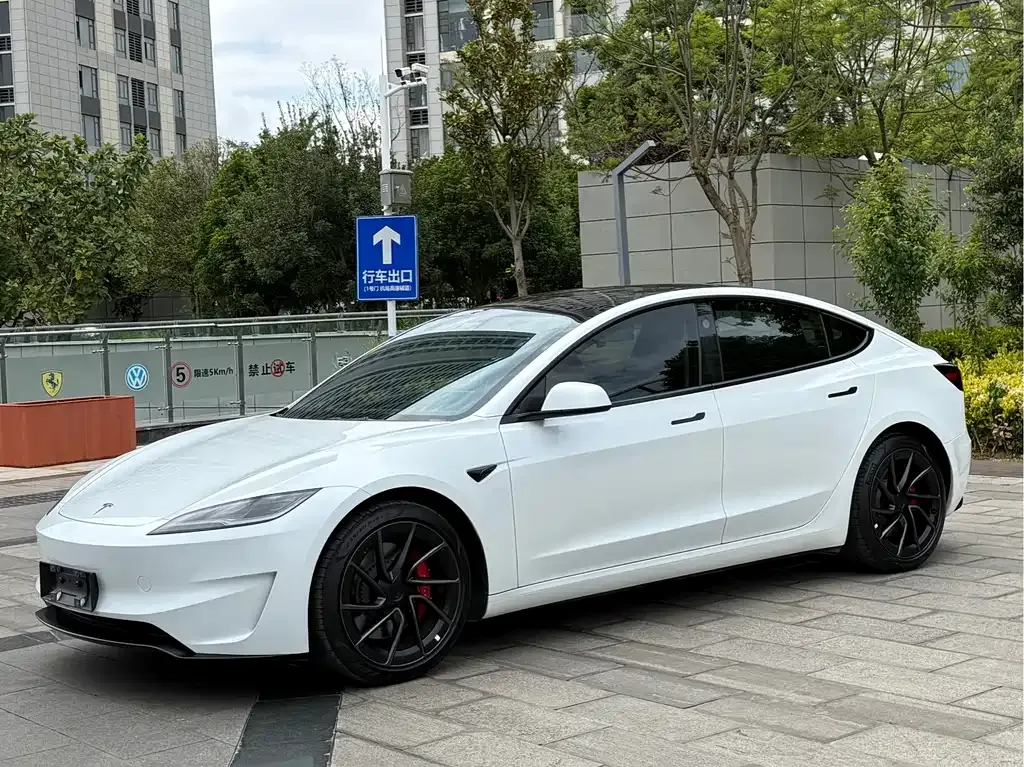 Tesla Model 3 — фото 1