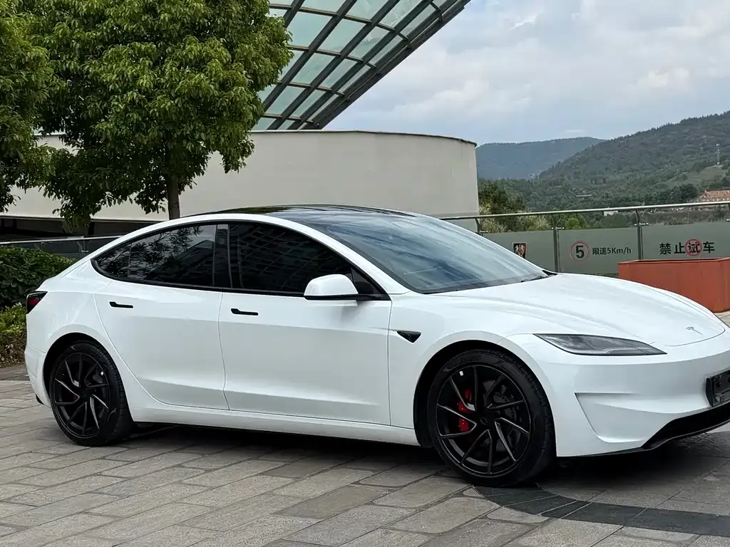 Tesla Model 3 — фото 10
