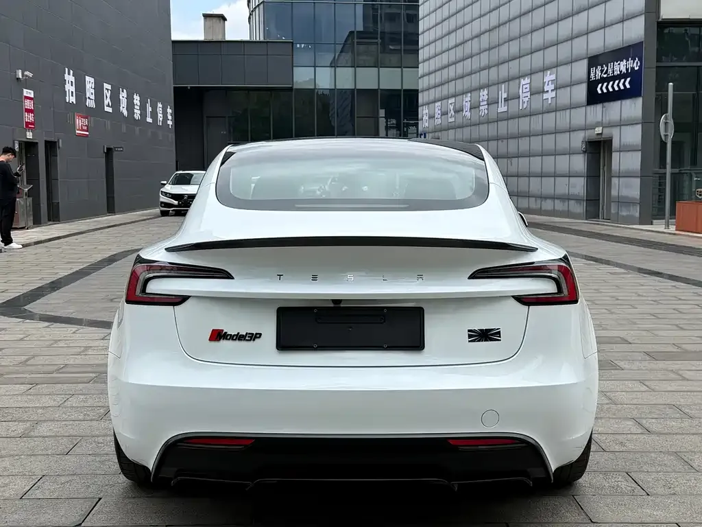 Tesla Model 3 — фото 7