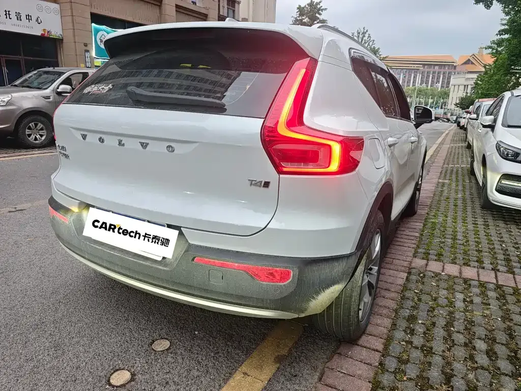 Volvo XC40 — фото 10
