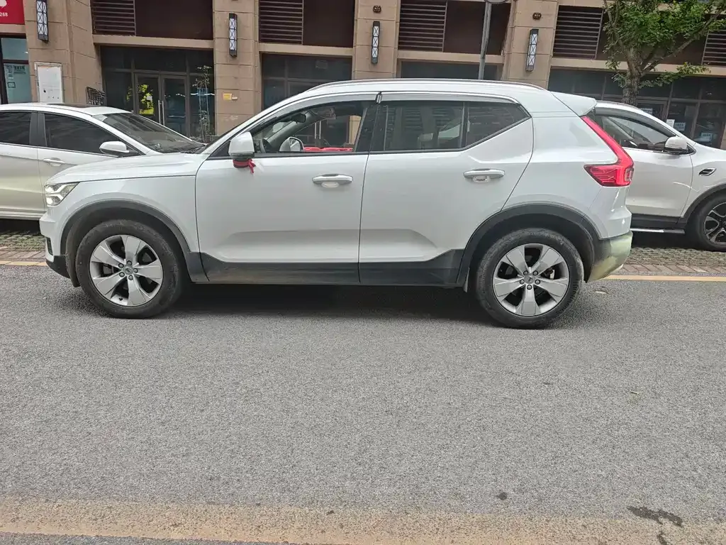 Volvo XC40 — фото 9