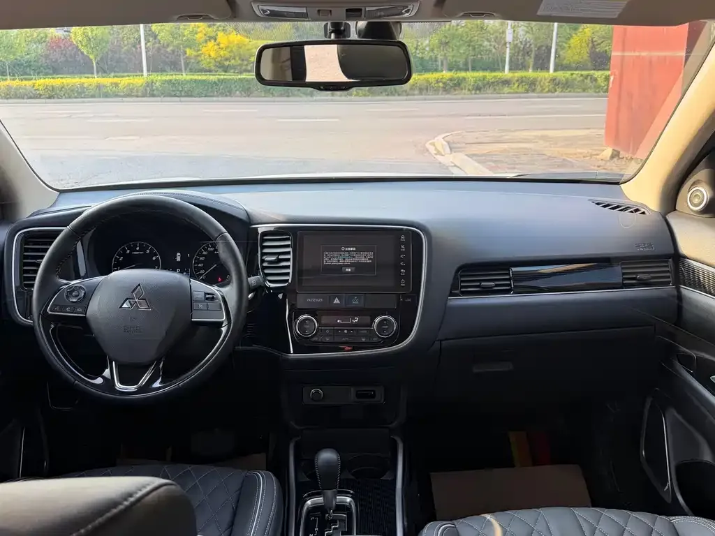 Mitsubishi Outlander 2023 из CN, фото 5