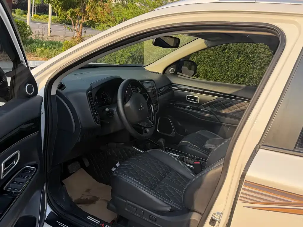 Mitsubishi Outlander 2023 из CN, фото 8