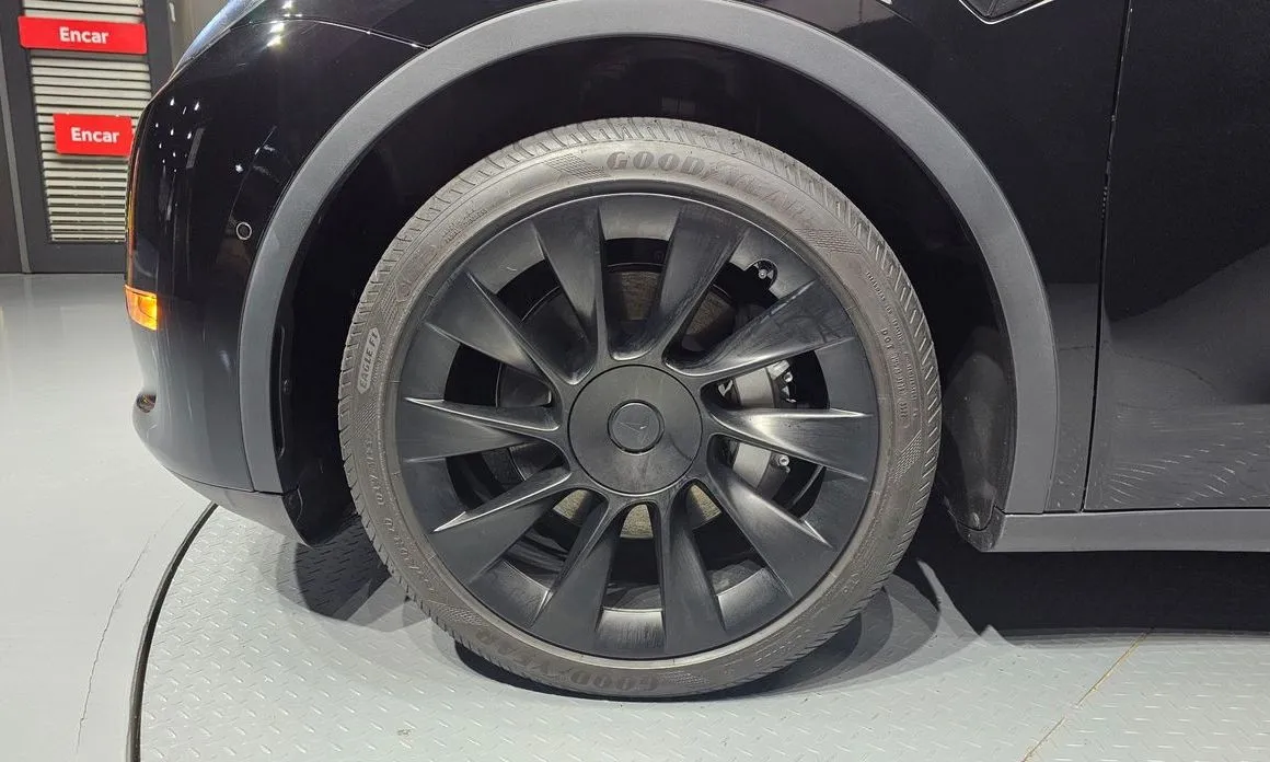 Tesla Model Y — фото 10
