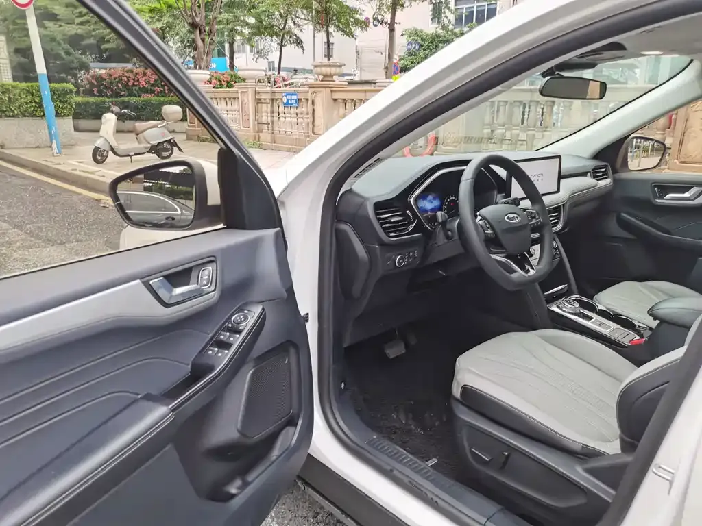 Ford Escape 2023 из CN, фото 3