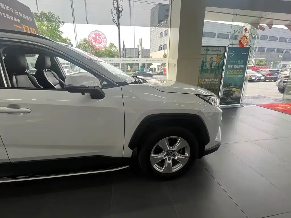 Toyota RAV4 2023 из CN, фото 2