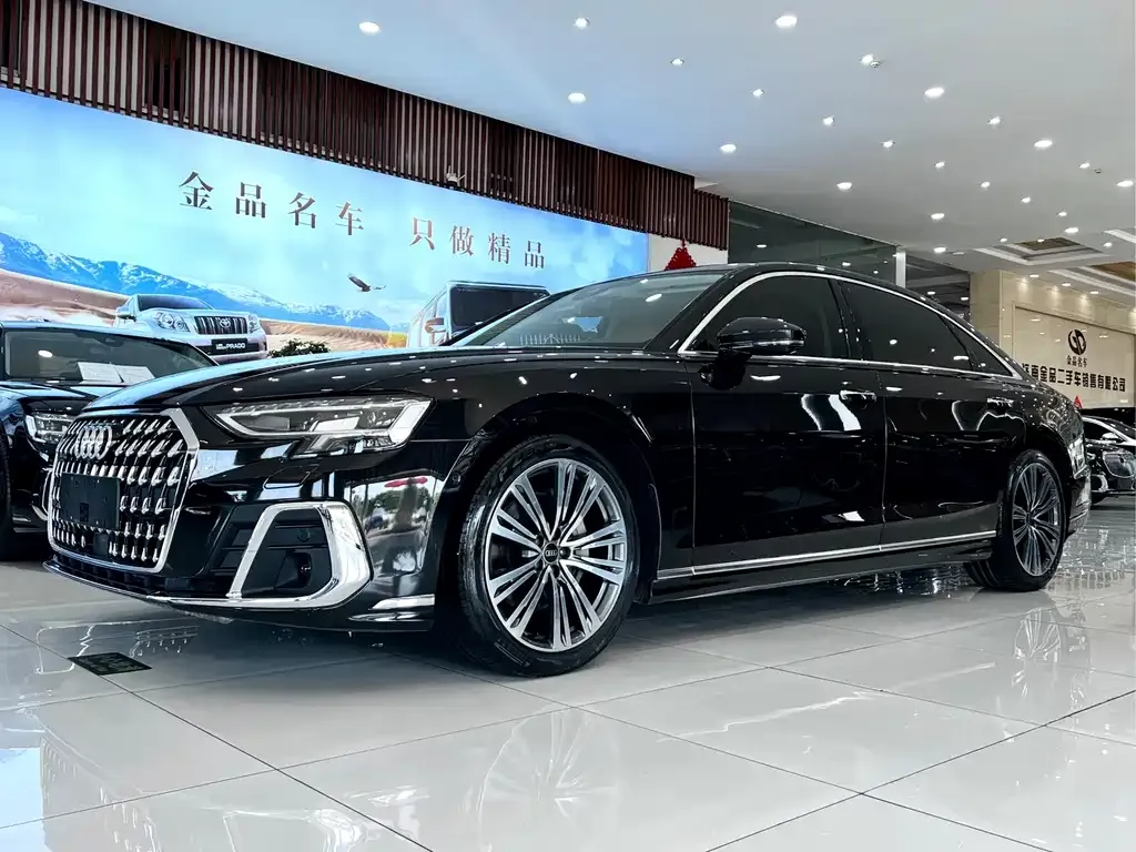 Audi A8 — фото 1