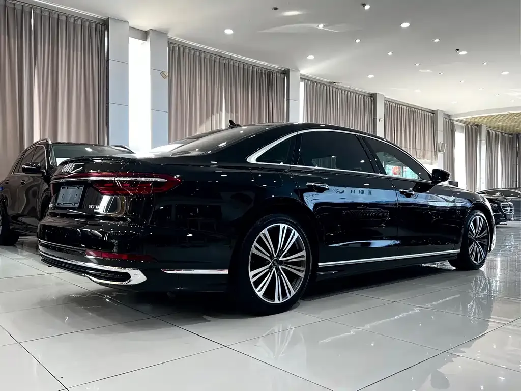 Audi A8 — фото 6