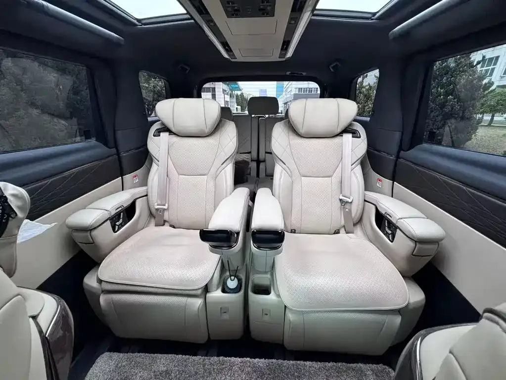 Toyota Alphard — фото 2