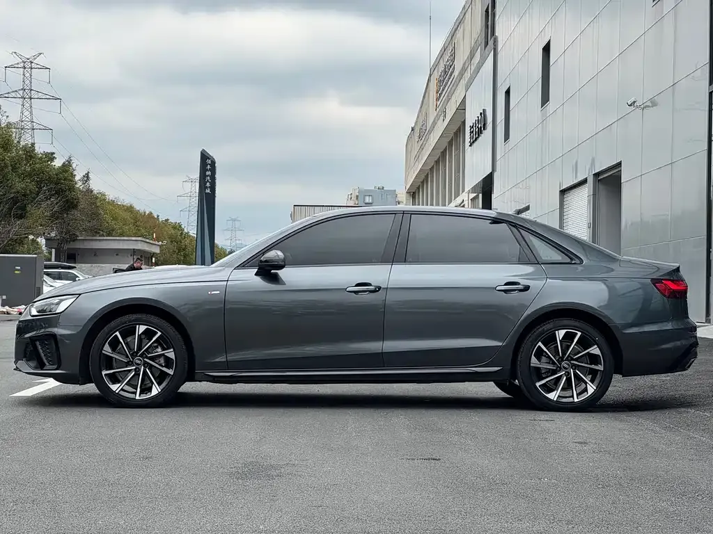 Audi A4L 2023 из CN, фото 2