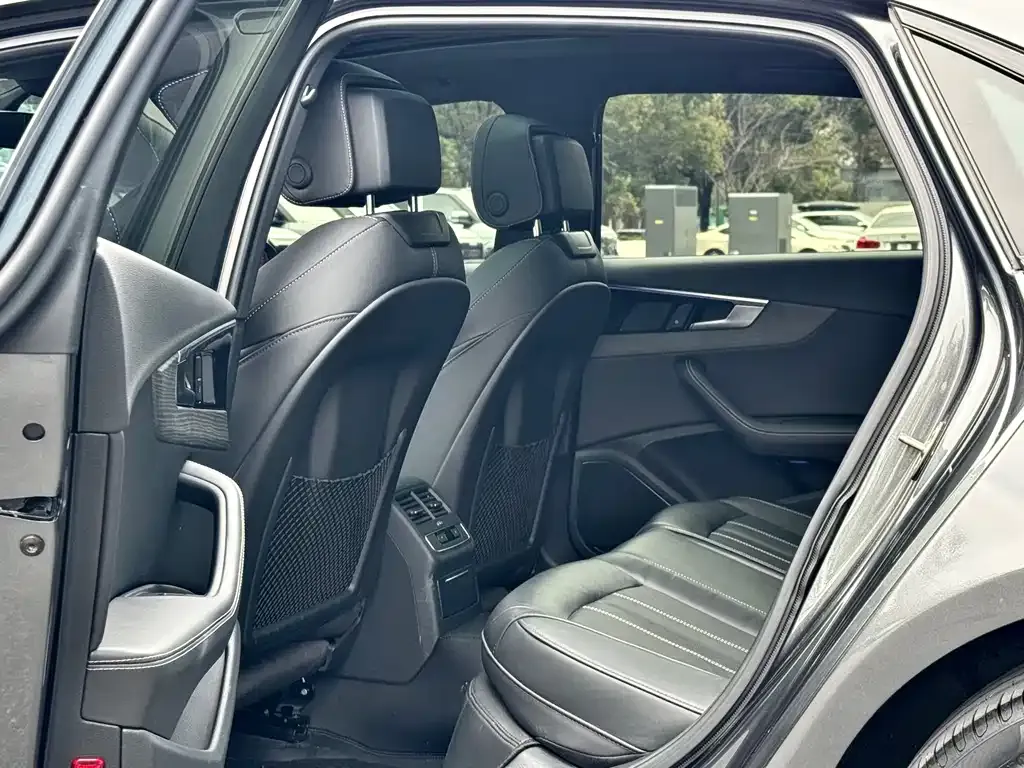Audi A4L 2023 из CN, фото 6