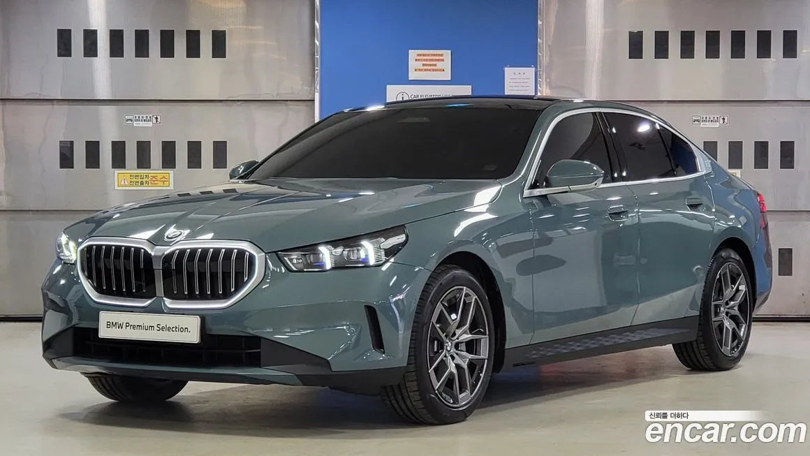 BMW 5-Series 530i xDrive 1