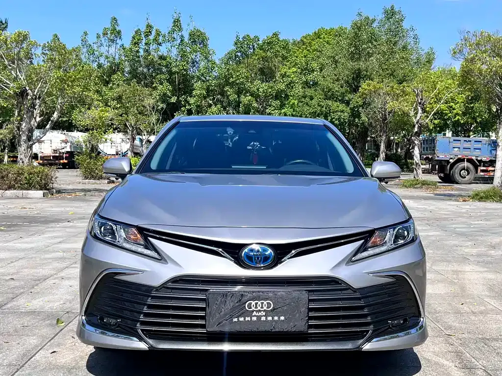 Toyota Camry — фото 1