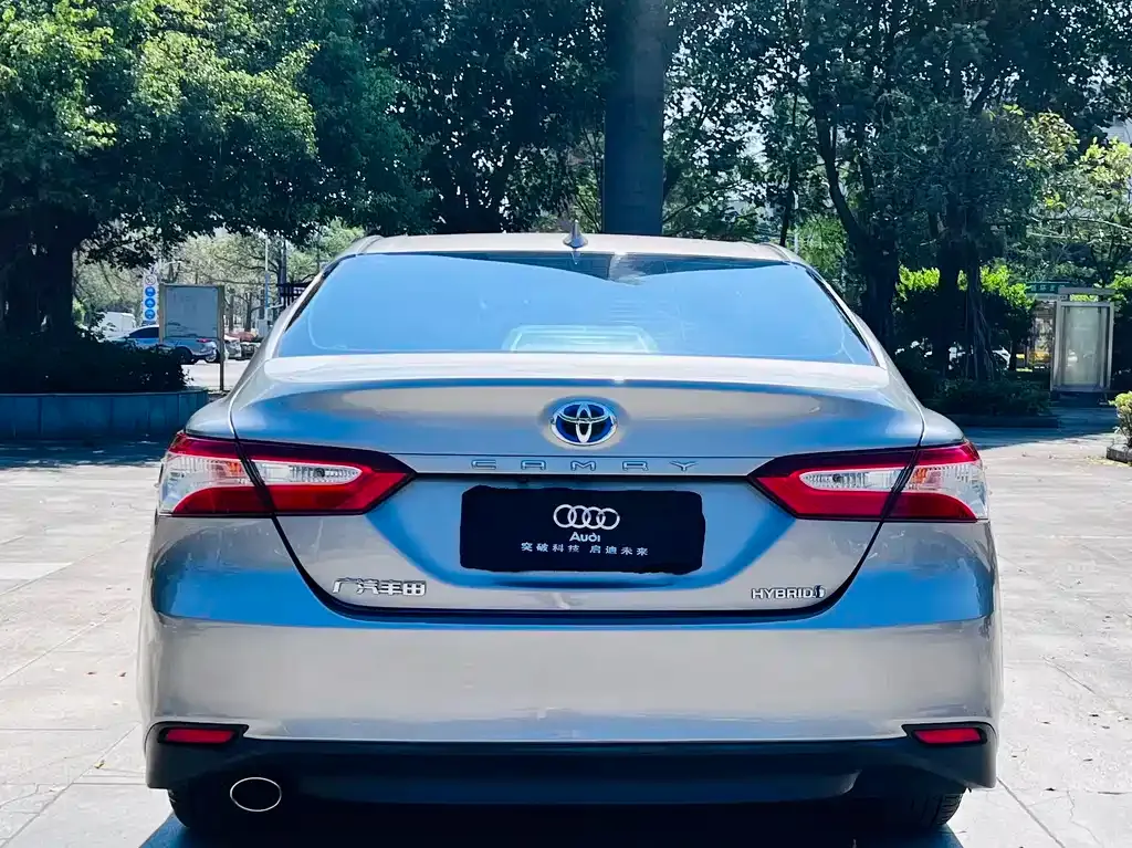 Toyota Camry — фото 5