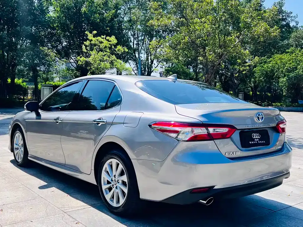 Toyota Camry — фото 9