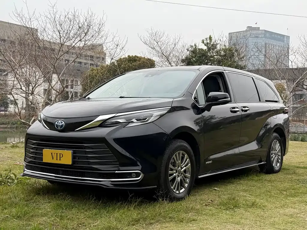 Toyota Sienna — фото 1