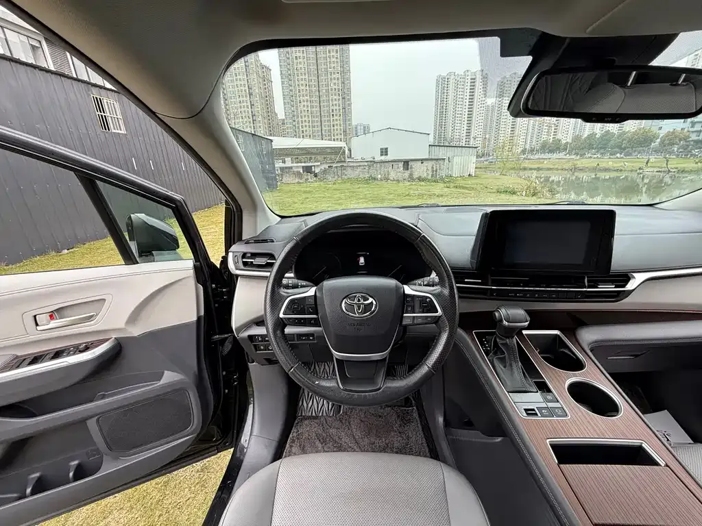 Toyota Sienna — фото 2