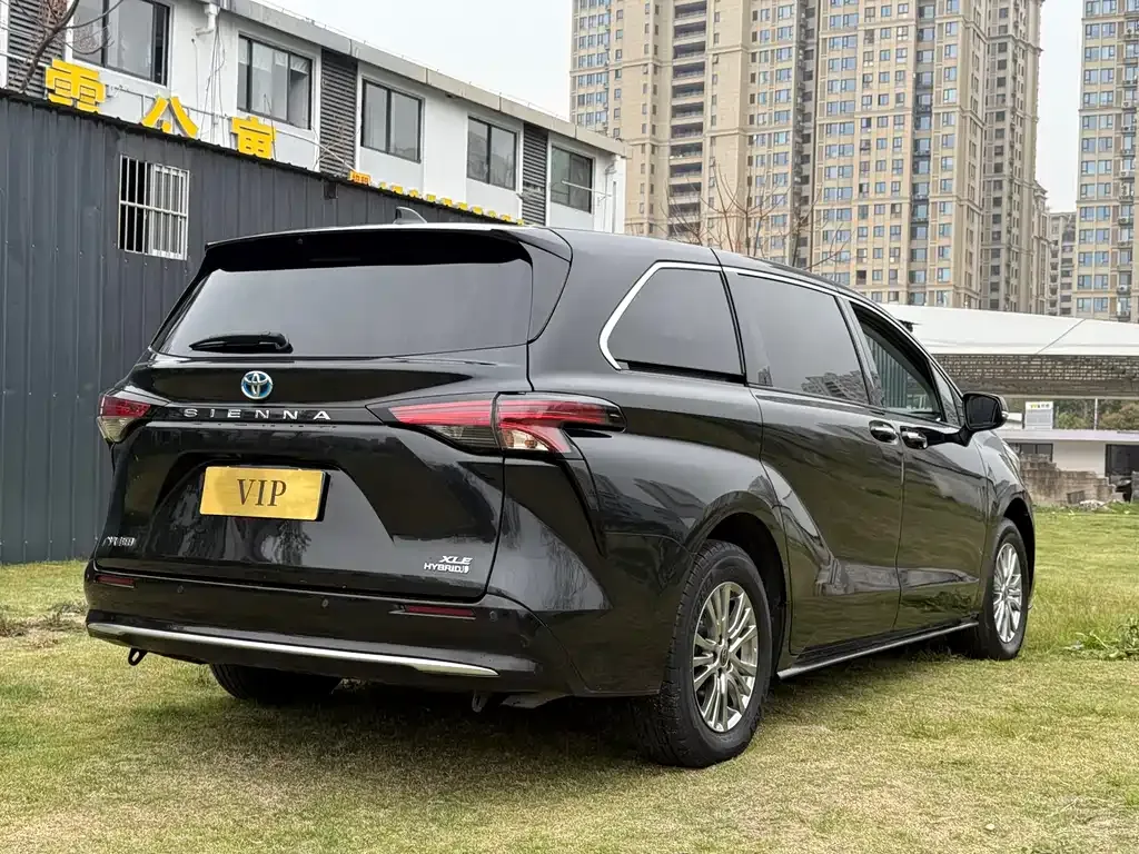 Toyota Sienna — фото 10