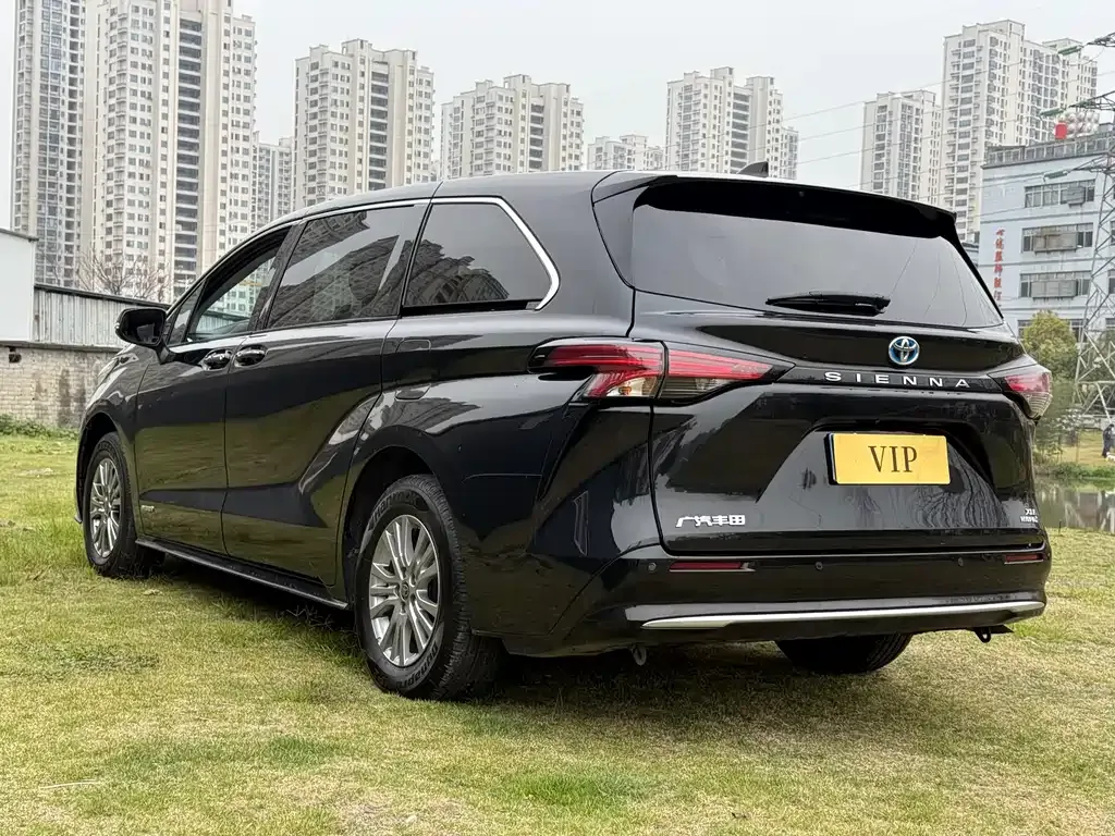 Toyota Sienna — фото 5