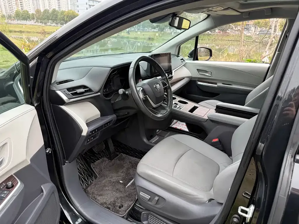 Toyota Sienna — фото 4