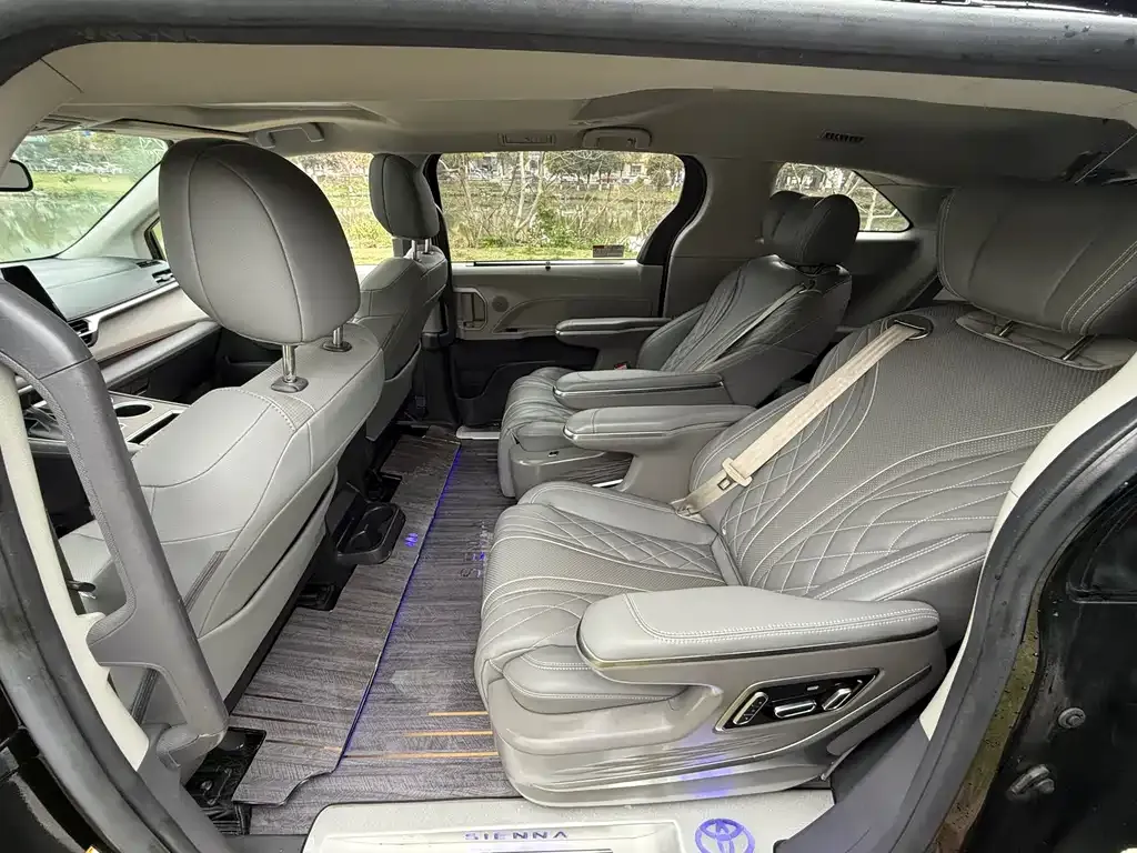 Toyota Sienna — фото 3