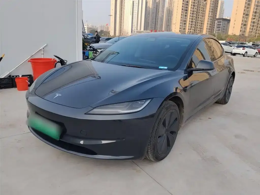 Tesla Model 3 — фото 1