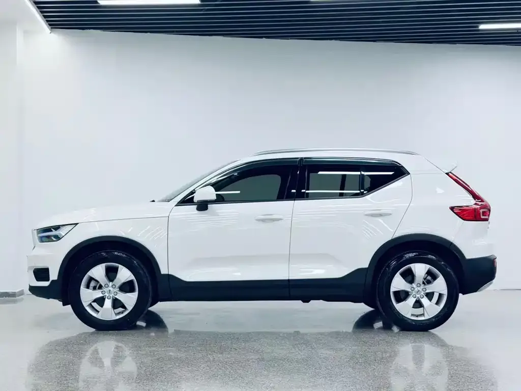 Volvo XC40 — фото 10