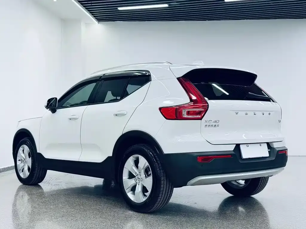Volvo XC40 — фото 5