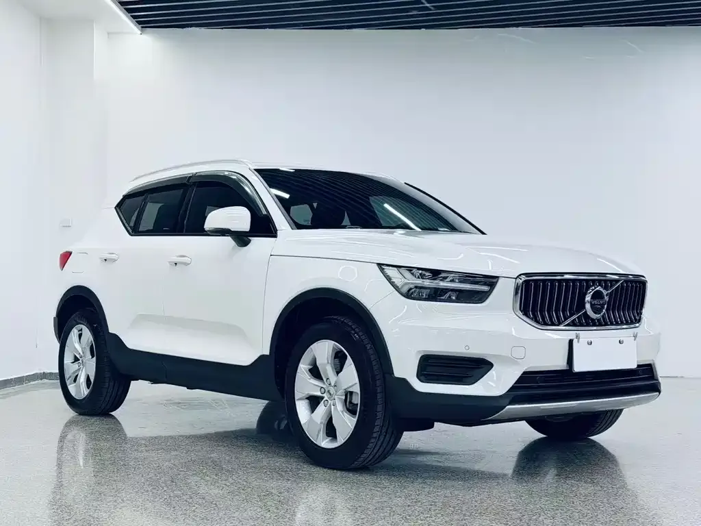 Volvo XC40 — фото 8