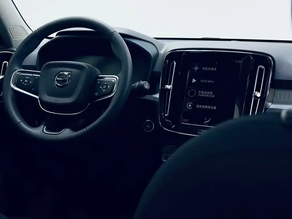 Volvo XC40 — фото 7