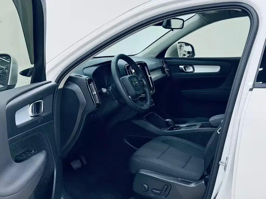 Volvo XC40 — фото 3