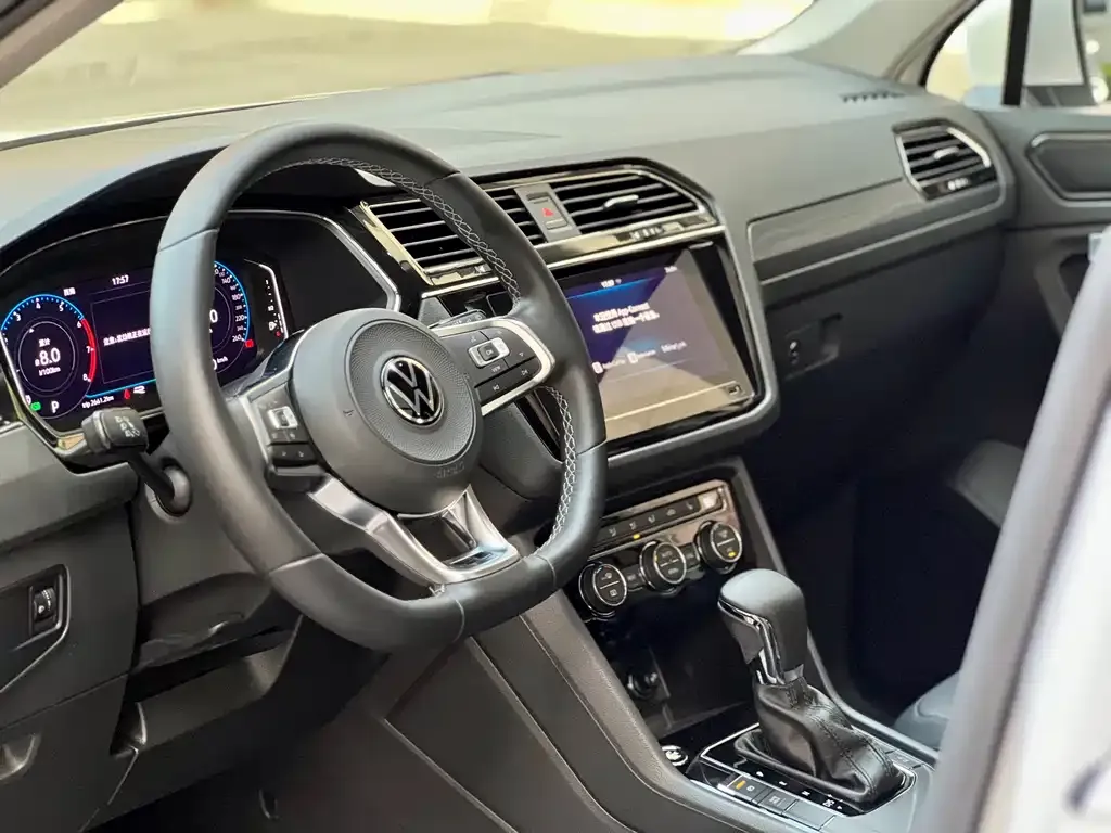 Volkswagen Tiguan L — фото 4