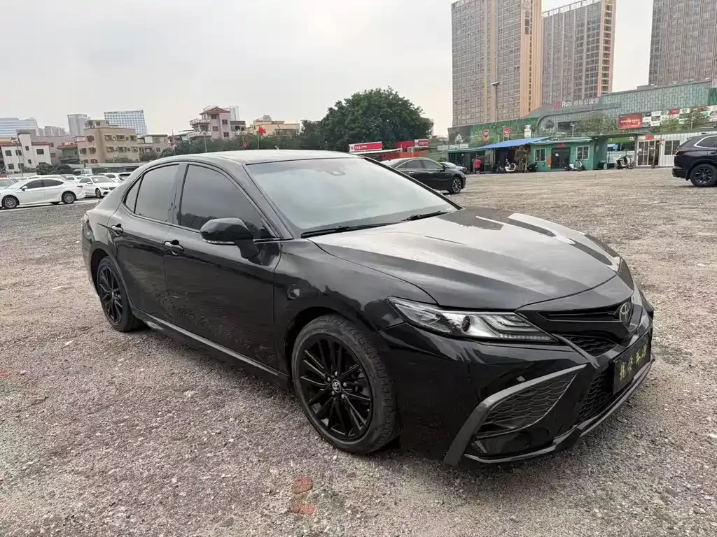 Toyota Camry — фото 1