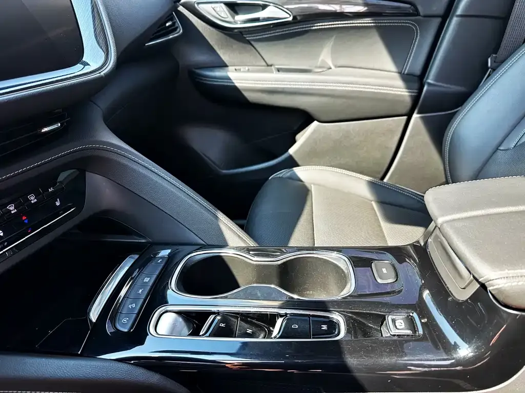 Buick Envision Plus — фото 10