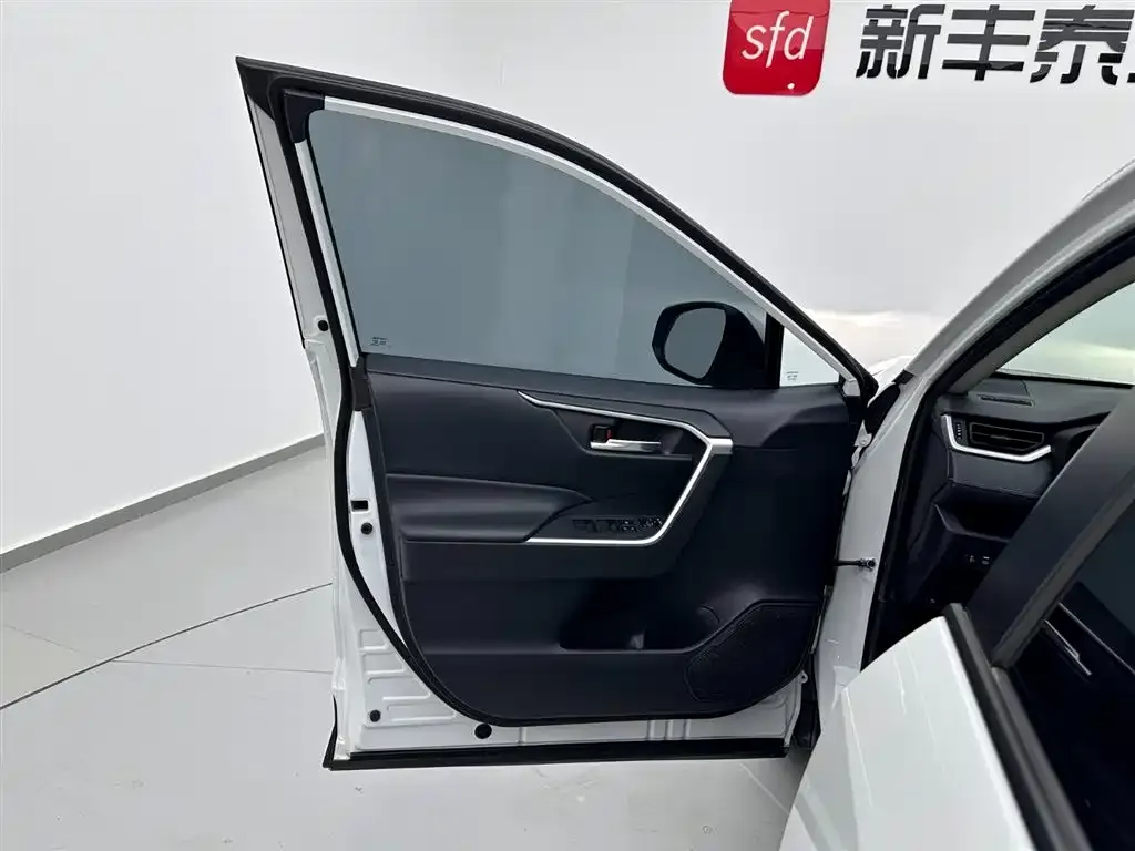 Toyota RAV4 — фото 7
