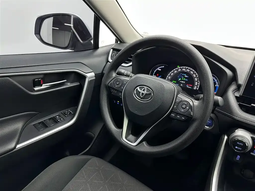 Toyota RAV4 — фото 9
