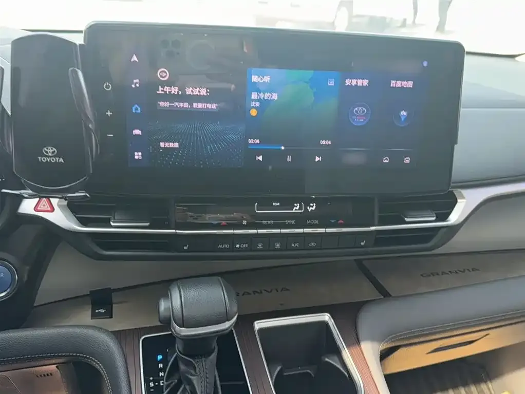 Toyota Granvia — фото 2