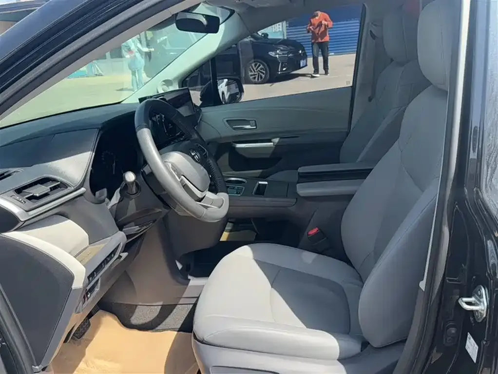 Toyota Granvia — фото 7