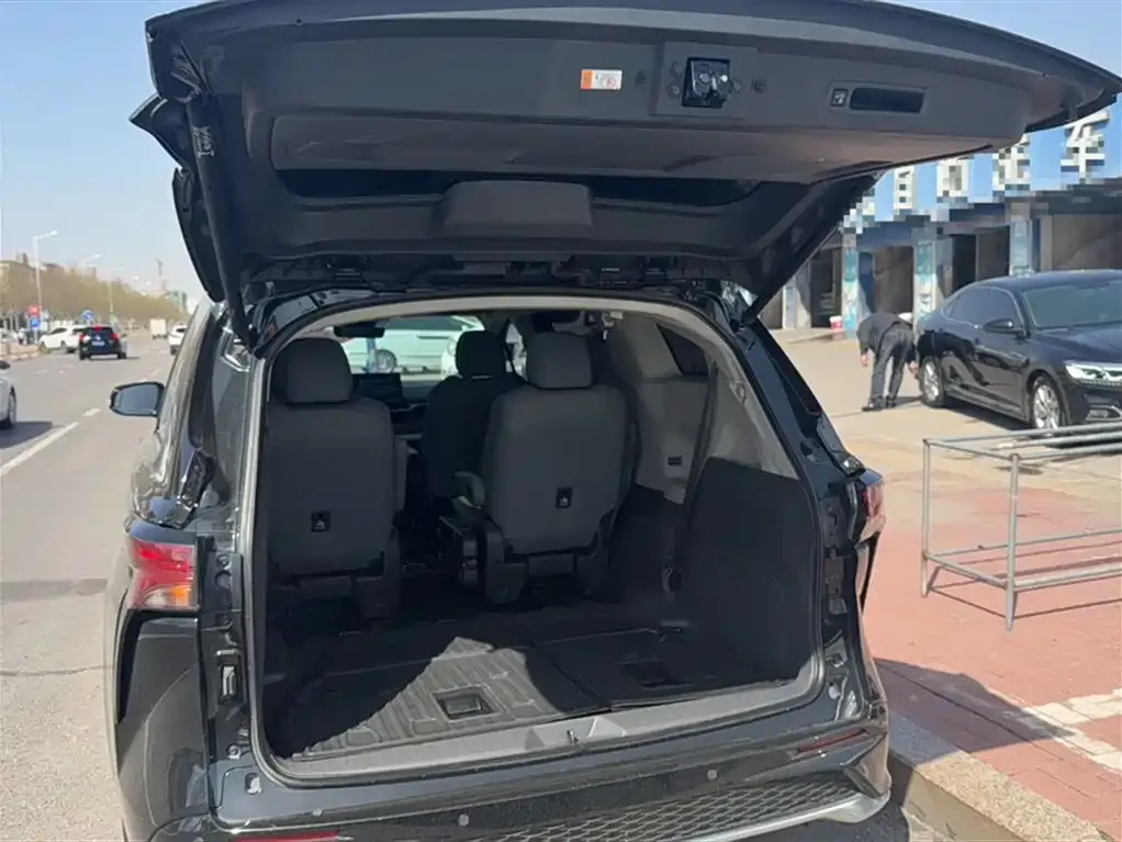 Toyota Granvia — фото 10