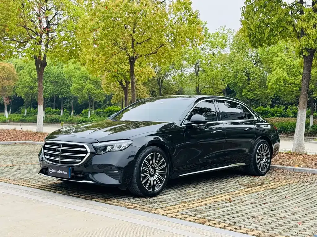 Mercedes-Benz E-Class — фото 1