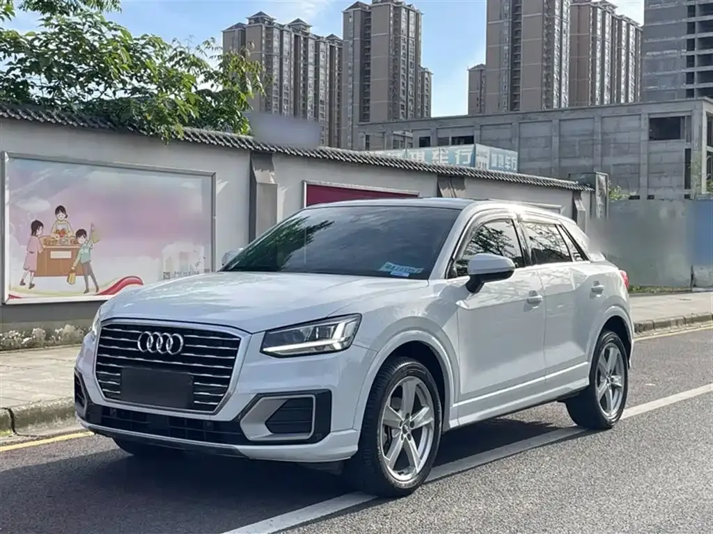 Audi Q2L — фото 1