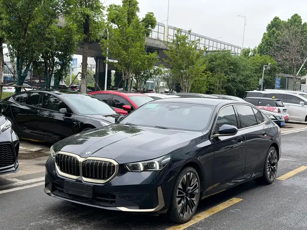 BMW 5 Series — фото 1