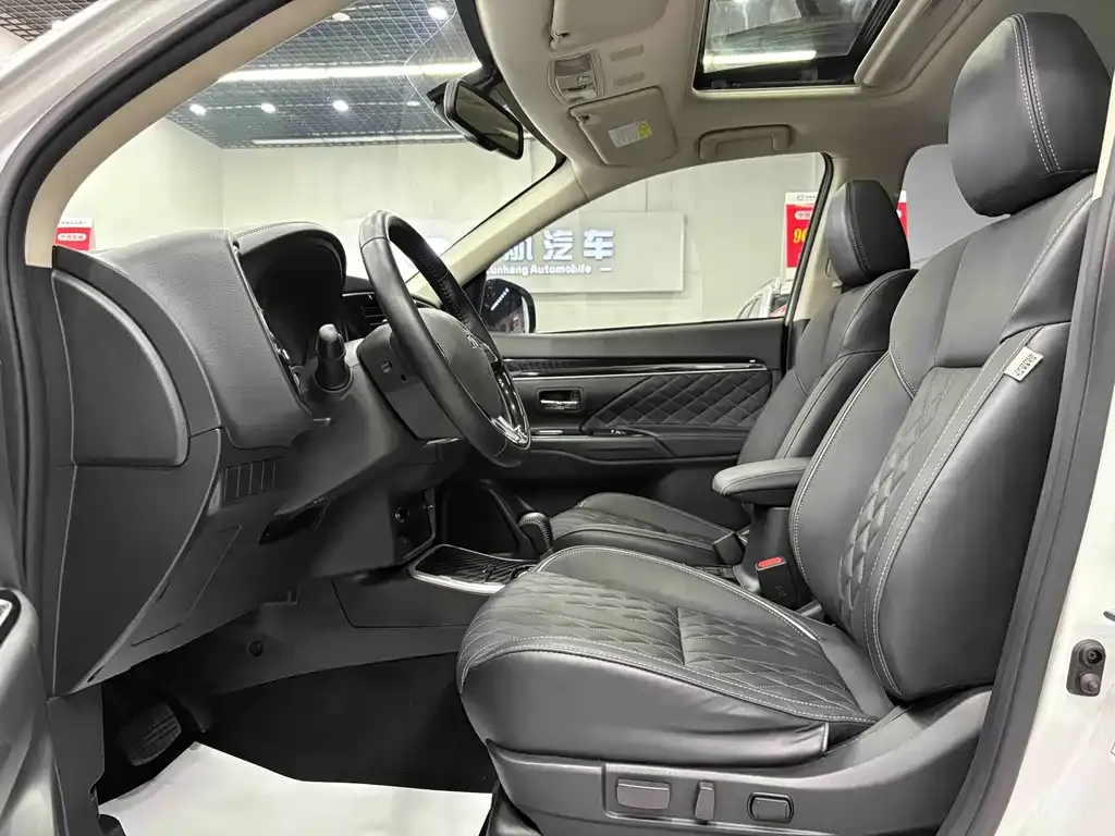 Mitsubishi Outlander 2023 из CN, фото 5
