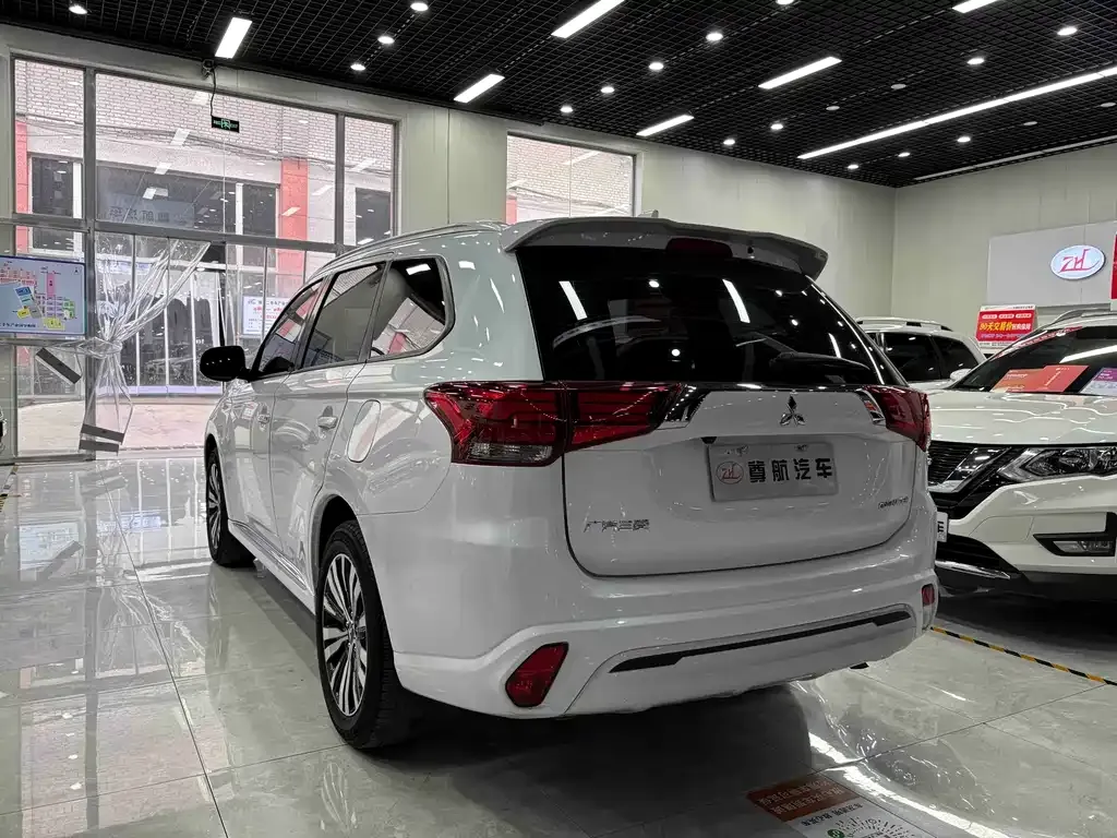 Mitsubishi Outlander 2023 из CN, фото 10