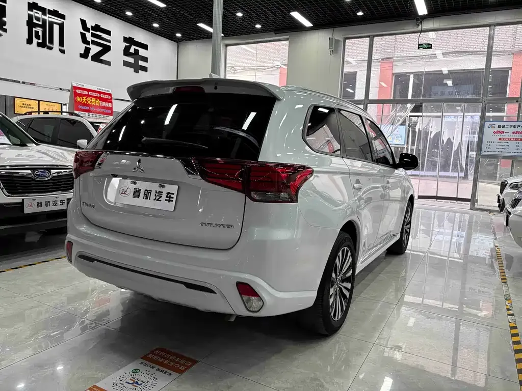 Mitsubishi Outlander 2023 из CN, фото 8