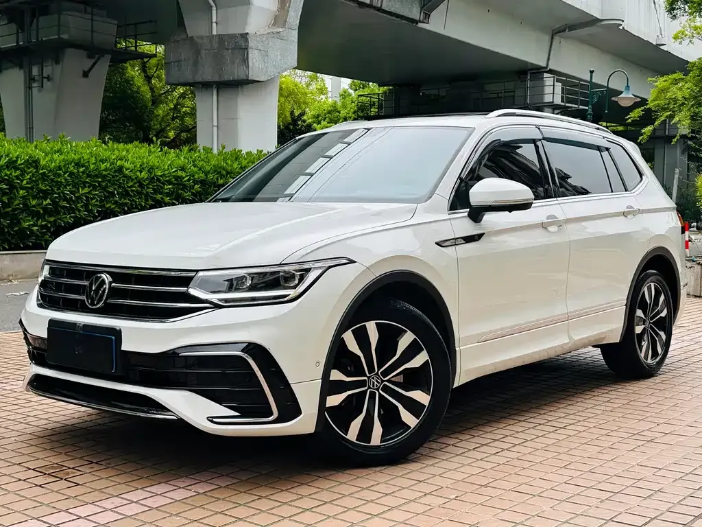Volkswagen Tiguan L — фото 1