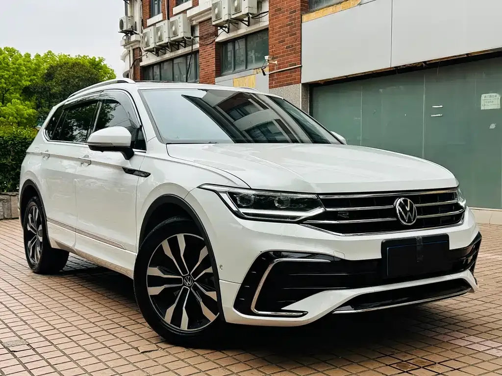 Volkswagen Tiguan L — фото 10