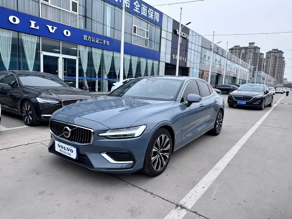 Volvo S60 — фото 1
